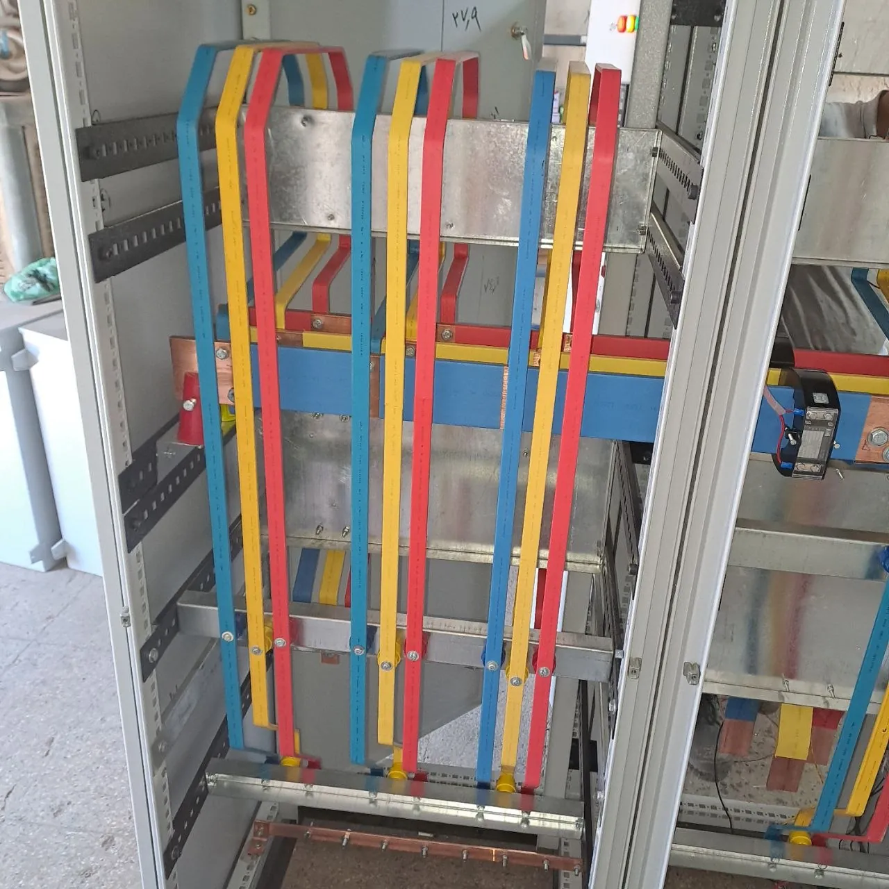 نصب و کابل‌کشی تابلو در محل پروژه