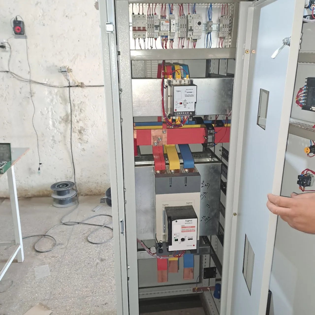 نصب و کابل‌کشی تابلو در محل پروژه